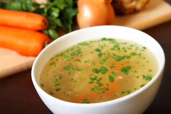 Mėsos sultinio sriuba yra skanus patiekalas geriamojo dietos meniu
