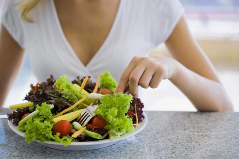 valgyti daržovių salotas pagal savo mėgstamą dietą